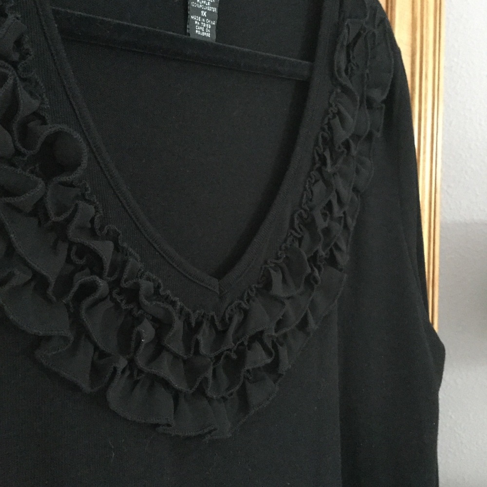Pullover v-neck sweater with ruffle trim